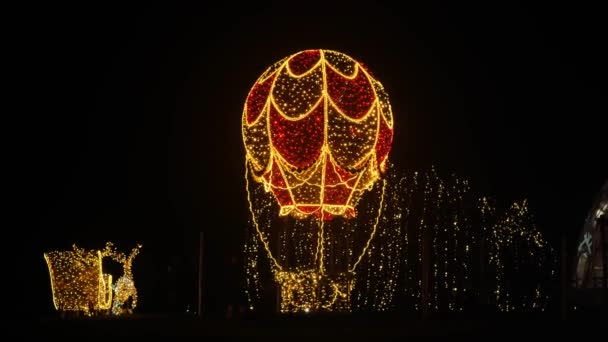 Csillogó Karácsonyi Installáció Koszorúk Füzérből Készült Léggömb Sötétben Karácsonyi Utcai — Stock videók