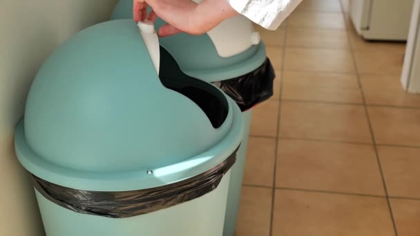 재생하십시오 플라스틱 폐기물 Womans 회색에 의하여 사용된 쓰레기통으로 플라스틱 쓰레기를 — 비디오