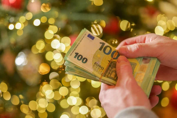 Spese Bollette Natale Euro Soldi Mano Uno Sfondo Abete Rosso Foto Stock Royalty Free