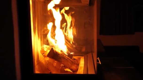 Membakar Perapian Ruangan Gelap Memanaskan Rumah Dengan Perapian Rekaman — Stok Video