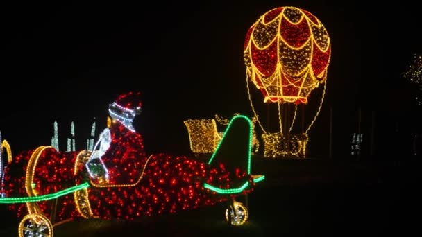 Csillogó Karácsonyi Figurák Koszorúk Sötétben Mikulás Egy Helikopter Világító Telepítés — Stock videók