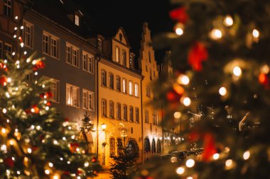 Rothenburg ob der Tauber. Yılbaşı kasabası. Avrupa 'da Noel. Topları ve parlak çelenkleri olan Noel ağacı.. 