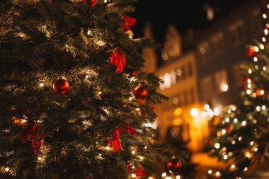 Rothenburg ob der Tauber. Yılbaşı kasabası. Avrupa 'da Noel. Topları ve çelenkleri olan Noel ağacı. 