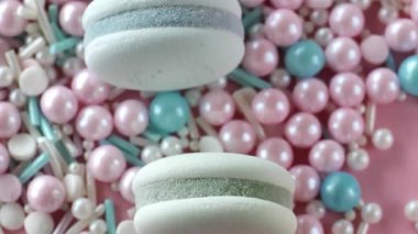 Pastel renklerde tatlı desenli makarna kekleri. Yukarıdan bak. Tatlılar ve tatlılar. Fransız hamur işleri seti. Çeşitli tatlı hamur işleri. 4k görüntü