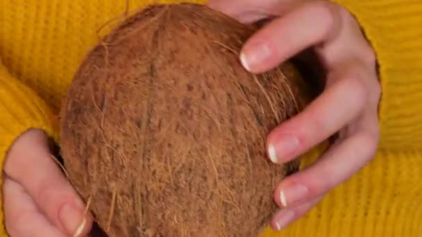 Kokosy Rękach Sprawdzanie Jakości Kokosów Olej Kokosowy Mleko Korzyści Orzechów — Wideo stockowe