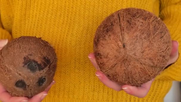 Kokosnüsse Der Frauenernährung Kokosnüsse Den Händen Einer Frau Einem Gelben — Stockvideo