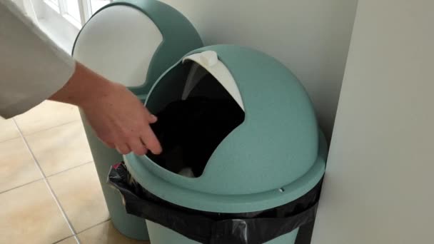 女人的手把垃圾扔进一个灰色的用过的垃圾桶里 零废物概念 4K镜头 — 图库视频影像