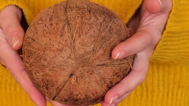 Kokosy Odżywianiu Kobiet Kokosy Rękach Kobiety Materiał — Wideo stockowe