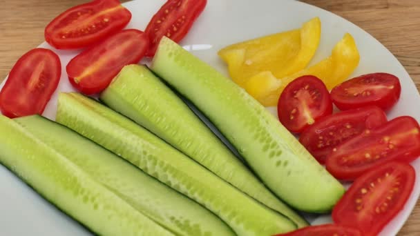 Gemüse Scheiben Schneiden Gelber Paprika Gurken Und Tomaten Sortierte Gemüseplatte — Stockvideo