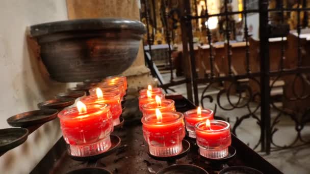 在教堂里点着蜡烛 天主教信仰的象征 4K镜头 — 图库视频影像