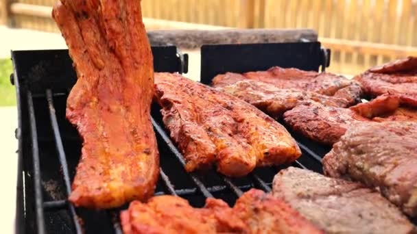 腌肉烤猪肚 烤肉和烤肉 肉在烤架上翻滚 高质量的4K镜头 — 图库视频影像