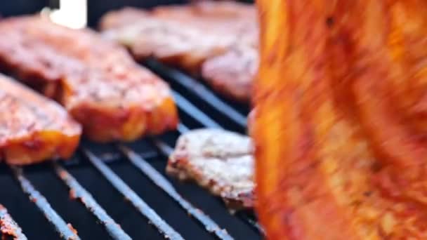 烤猪肚在腌肉中 肉在烤架上翻开 吃炸猪肉 烧烤和烤 户外野餐与烤肉 4K镜头 — 图库视频影像