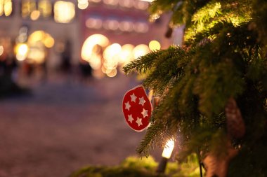  Eski bir kasabanın arka planında Noel caddesi köknarı. Avrupa 'da kış tatili. Noel zamanı.. 