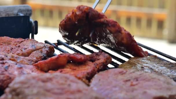 Bbq Grill Meat Vira Grelha Carne Porco Frita Apetitosa Filmagem — Vídeo de Stock