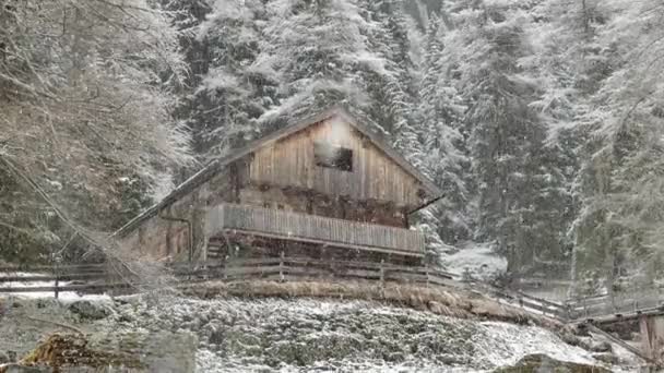Альпійський Будинок Горах Дерев Яний Шале Сніжну Погоду Горах Гірська — стокове відео