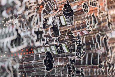  Kurabiye keskisi. Metal pişirme kalıpları, Noel kurabiyeleri, metal kalıplar. Noel yemeği malzemeleri yakın plan.