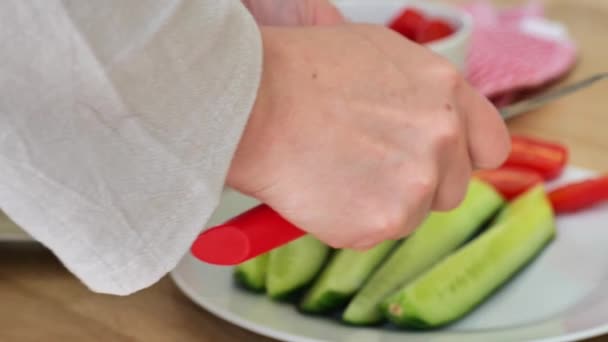 Нарізані Вишневі Помідори Руки Розрізають Червоні Помідори Овочева Тарілка Здорові — стокове відео