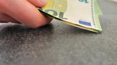 Banknotlar sayılıyor. Eller 100 Euro 'luk banknotları yakından sayıyor. Avrupa Birliği parası. Avro Bölgesi 'nde kazanç ve harcamalar. 4k görüntü
