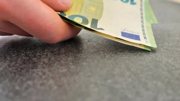 紙幣を数える 百ユーロ紙幣を数える手 ヨーロッパ連合のお金 ユーロ圏での収入と支出 4K映像について — ストック動画
