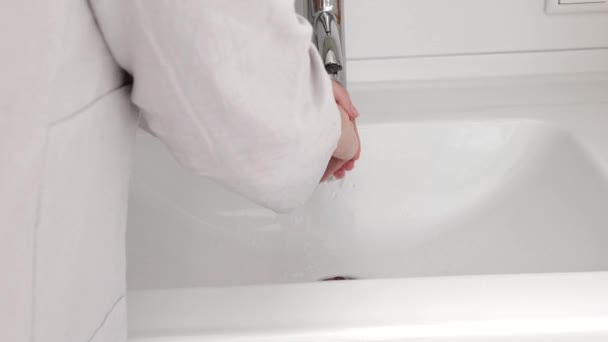 手部卫生概念 用流动的水在白色陶瓷瓶上洗手 慢动作4K镜头 — 图库视频影像
