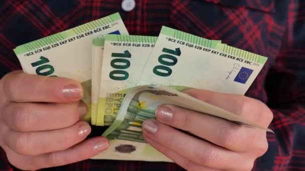 女人的手在数钱 100欧元钞票的扇子在女人的手里 促进欧元区的商业和企业家精神 数着钞票 4K镜头 — 图库视频影像