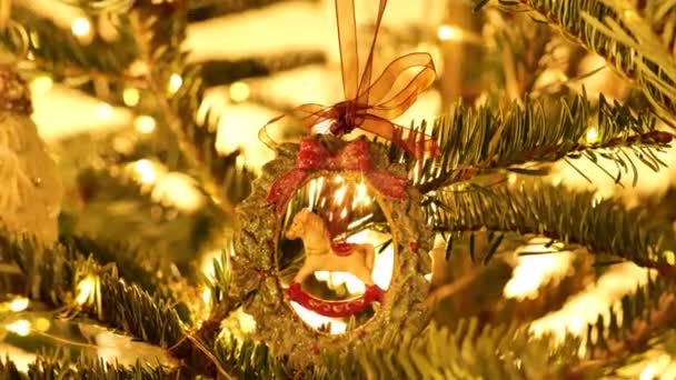 Karácsonyi Évjárat Dekoráció Egy Karácsonyfa Ágon Nap Sugaraiban Karácsonyi Hagyomány — Stock videók
