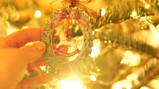 Christmas Vintage Zabawki Ręku Zbliżenie Promieniach Słońca Święta Bożego Narodzenia — Wideo stockowe