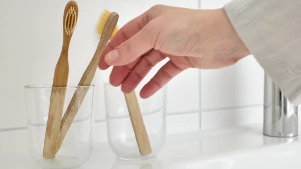 Limpeza Dos Dentes Mão Leva Uma Escova Dentes Copo Vidro — Vídeo de Stock