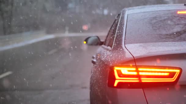Wycieczka Samochodem Zimie Śnieżnej Pogodzie Samochód Pod Śniegiem Włączonymi Reflektorami — Wideo stockowe