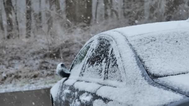 汽车和雪 冬天的路 冬天下雪天气下的车 路上的雪 在雪地里停车 冬季的车流量 4K镜头 — 图库视频影像
