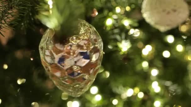 Vánoční Hračky Stříbrný Borovicový Kužel Smrkové Větvi Bokeh Girlands Christmas — Stock video