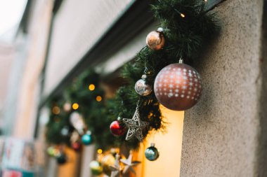 Bir Avrupa şehrinin sokaklarında, karda Noel sokak dekoru. Yakından bakınca kahverengi toplar ve gümüş yıldızlar. Avrupa 'da Noel.