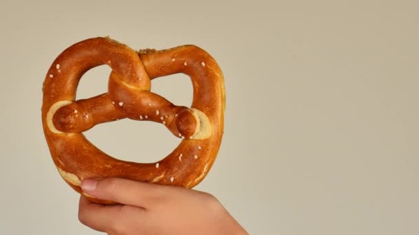 Kızların Elinde Simit Almanya Avusturya Dan Geleneksel Pişmiş Yiyecekler Kahvaltıda — Stok video