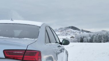 Karlı bir yolda arabayı durdurdu. Kışın araba yolculuğu. Kışın karlı havada araba yolculuğu. Kışın güzel manzara ve araba. 4k görüntü