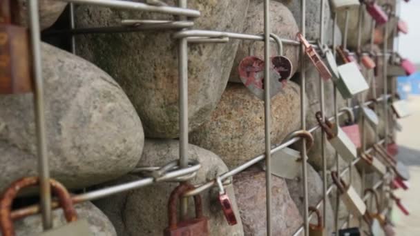 Metalowe Serce Zamyka Się Siatce Kamieniami Promenadzie Nad Morzem Symbol — Wideo stockowe
