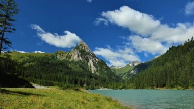 Schliersee Dağı Gölü. Lungau Avusturya. Dağ manzarasında gölün yeşil suyu ve bulutlu mavi gökyüzü. Güzel dağ manzarası ve göl. 4k görüntü