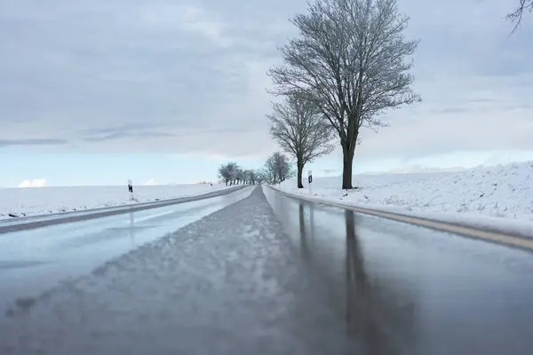 Дорожное Движение Зимой Лед Дороге Скользкие Зимние Дороги Деревья Снегу Стоковое Фото