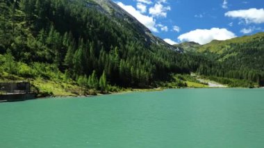 Schliersee Dağı, Avusturya. Göl ve dağlar mavi arka planda çam ağaçlarıyla kaplı. Güzel dağ manzarası ve göl. 4k görüntü