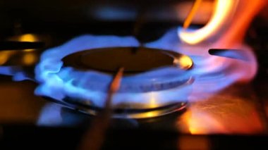 Gaz ocağı. El, bir kibritle gaz yakar. Ev gazı tüketimi. 4k görüntü