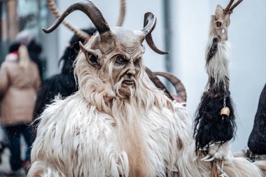 Krampus canavar kostümleri arka planda. Almanya 'da karnaval geçitleri. Karnaval kostümleri ve karakterleri. Avrupa sokaklarında kış kostümleri.
