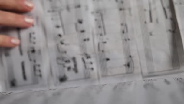 Folhas Notas Musicais Mãos Femininas Dedos Deslizam Sobre Notas Papel — Vídeo de Stock