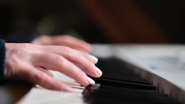 Пианино Инструмент Руки Играют Клавишах Синтезатора Фортепиано Медленное Движение Музыкальные — стоковое видео