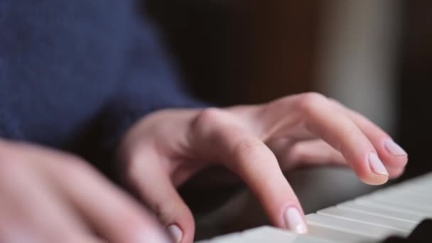 Mãos Tocando Sintetizador Piano Keys Piano Instrumento Dedos Pressionar Teclas — Vídeo de Stock