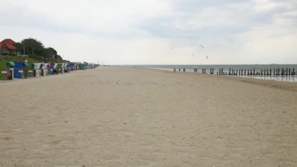นหย ชายหาดของทะเลเหน อในเยอรมน ในสภาพอากาศท เมฆมาก กระท อมชายหาด คนภายใต เมฆส เทา — วีดีโอสต็อก