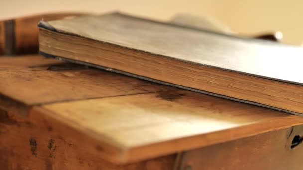 Παλιά Βιβλία Σπάνια Πολύτιμα Βιβλία Χέρια Στοίβα Φοριούνται Βιβλία Ένα — Αρχείο Βίντεο