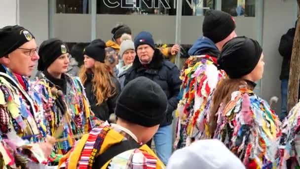 Costumi Personaggi Carnevale Processione Costume Invernale Strade Europa Febbraio 2023 — Video Stock