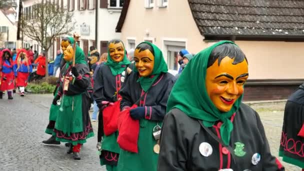 Carnavalsprocessies Mensen Met Gele Maskers Groene Sjaals Groene Schorten Met — Stockvideo