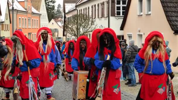 Karnevalové Procesy Čarodějky Modrých Červených Kostýmech Karnevalová Špína Ulicích Německa — Stock video