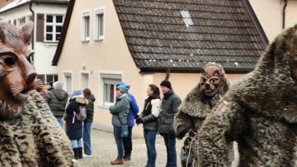 Geleneksel Geçit Törenlerini Maskele Leopar Desenli Kostümlü Insanlar Avrupa Sokaklarında — Stok video