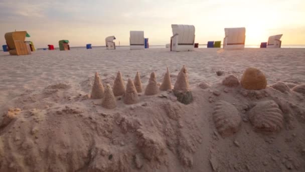 Białe Piaszczyste Plaże Pudełko Plaży Wybrzeżu Morskim Kosze Plaży Zachód — Wideo stockowe